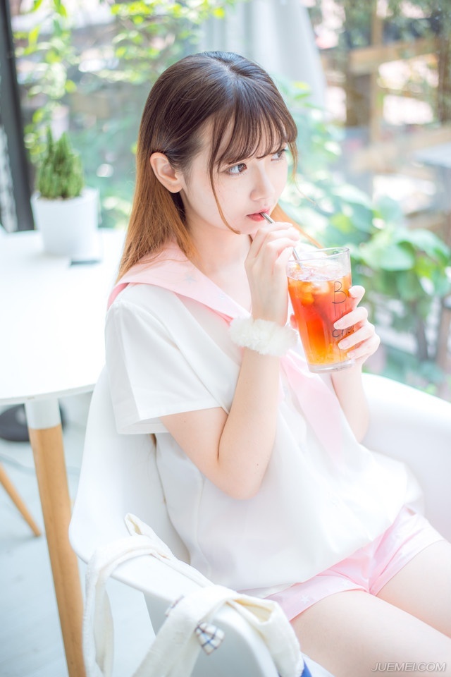 不爱的爱情，永远不会变坏。所以，我们调情，我们暧昧，却永远不要相爱。